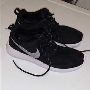 Black Nike Tennis Shoes